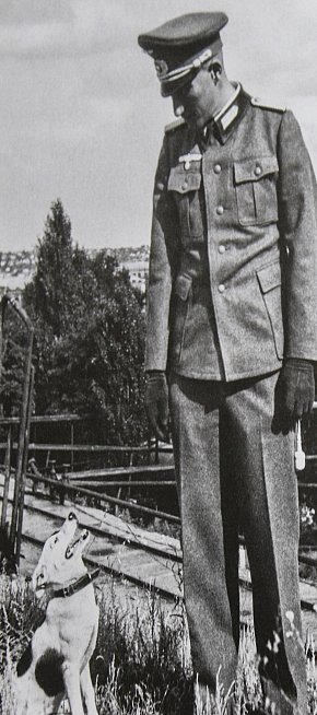 Німецький солдат з псом Сталіним