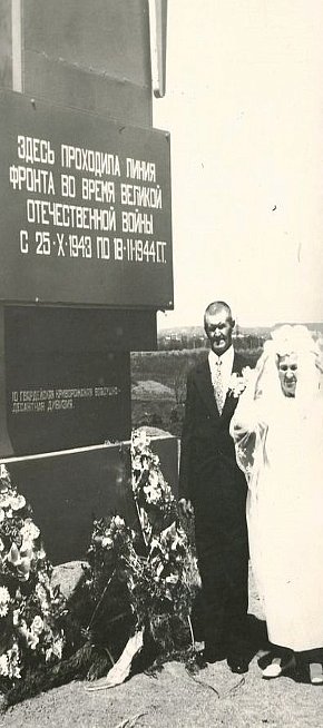 Пам'ятний знак на дорозі в районі села Терноватий Кут