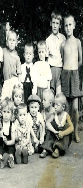 Діти у дворах рудника Леніна