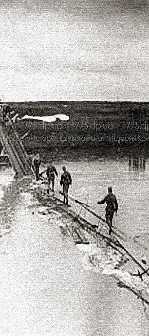 Пішохідний міст через Інгулець. Підірваний німецькою армією під час відступу