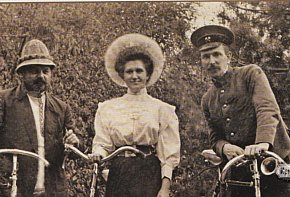 Люди на велосипедах на початку ХХ століття. Рудник Колачевського