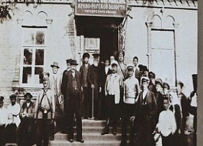 Чиновники перед будівлею Криворізького Сільського управління