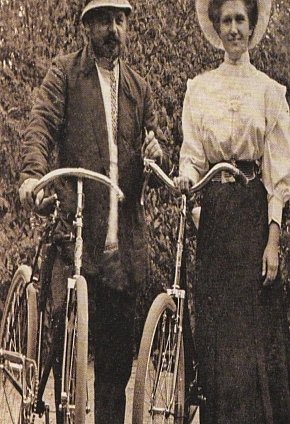 Люди на велосипедах на початку ХХ століття. Рудник Колачевського