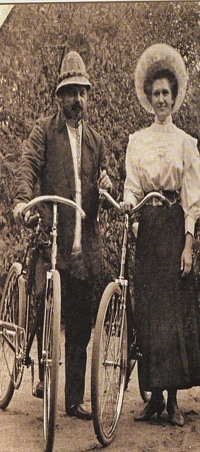 Люди на велосипедах на початку ХХ століття. Рудник Колачевського