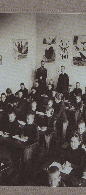 Учні Криворізького комерційного училища на уроці природознавства