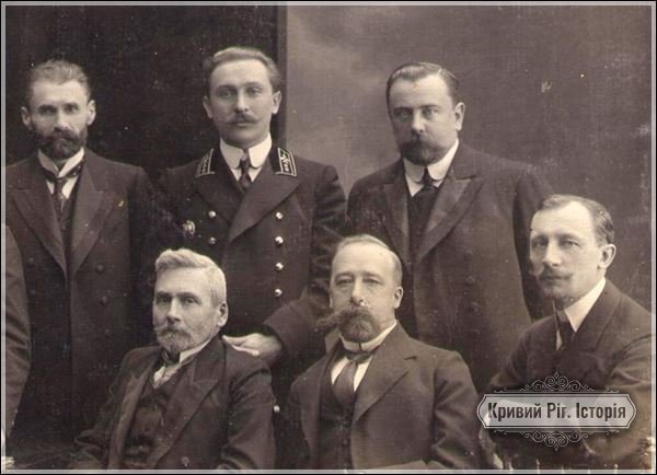 Микола Світальський (зверху по центру)