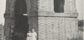 Біля склепа Галковського.