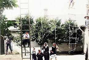 Дитячі розваги на подвір'ї школи імені Євгенії Колачевської