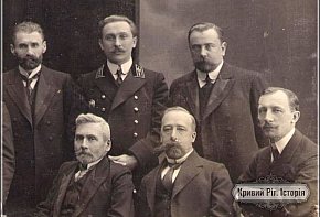 Микола Світальський (зверху по центру)