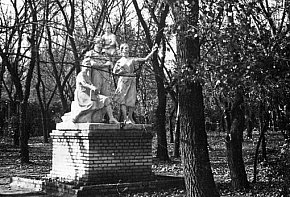 Скульптура у парку Федора Мершавцева