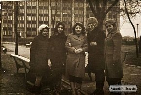 Перед будівлею міськвиконкому. 1975 рік