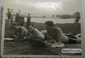 Німецькі солдати на відпочинку біля Кресівського водосховища