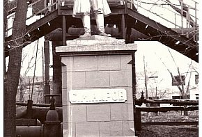 Пам’ятник Кірову перед будівлею шахтоуправління ім. Кірова