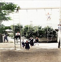 Дитячі розваги на подвір'ї школи імені Євгенії Колачевської