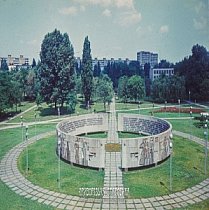 Соцмісто. Стела Героїв у однойменному парку
