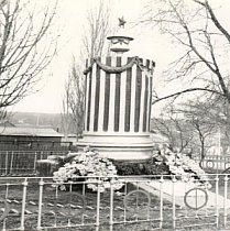 Пам'ятний знак на вулиці Неруди