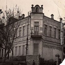 Криворізьке медучилище на вулиці Поля, 20