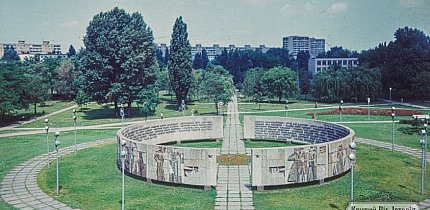 Соцмісто. Стела Героїв у однойменному парку