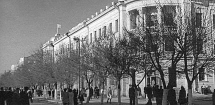 Вид на будинок рудоуправління ім. Ілліча на проспекті Поштовому