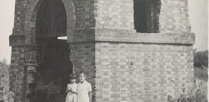 Біля склепа Галковського.