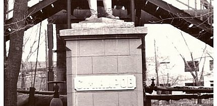 Пам’ятник Кірову перед будівлею шахтоуправління ім. Кірова