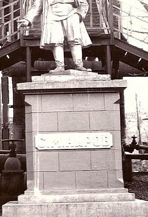 Пам’ятник Кірову перед будівлею шахтоуправління ім. Кірова