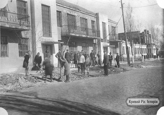 Укладання тротуару по вулиці Кірова однойменного рудника