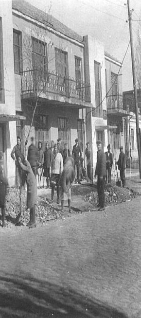 Укладання тротуару по вулиці Кірова однойменного рудника