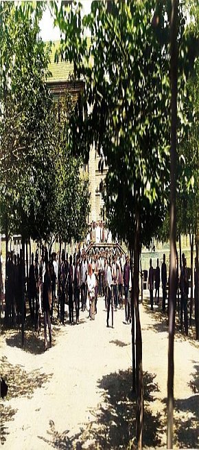 Вихід робочих з їдальні (1800 чоловік)». Колачевська копальня