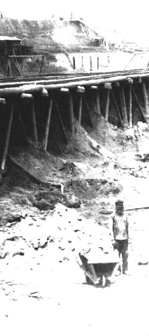 Вантажник Манаєнко біля естакади Колачевської копальні