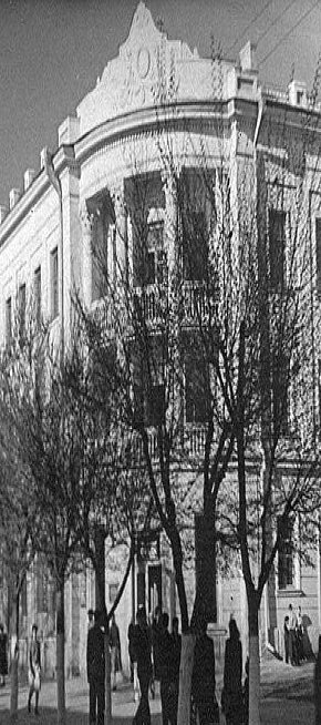 Вид на будинок рудоуправління ім. Ілліча на проспекті Поштовому