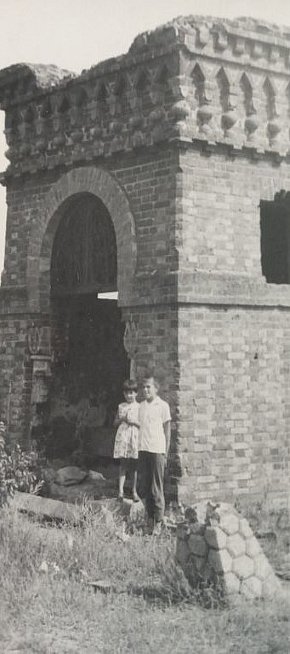 Біля склепа Галковського.