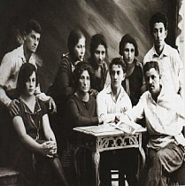 Фотограф Шмуель Підгаєцький із родиною