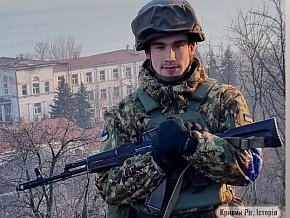  Данило Зінченко з Кривого Рогу служив у військовій частині 3011 Нацгвардії. У лютому хлопець поїхав на ротацію у Маріуполь, де й зустрів повномасштабну війну
