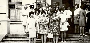 Випускниці інституту на тогочасній площі Визволення, перша половина 1970-х років