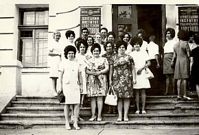 Випускниці інституту на тогочасній площі Визволення, перша половина 1970-х років