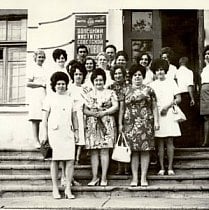 Випускниці інституту на тогочасній площі Визволення, перша половина 1970-х років