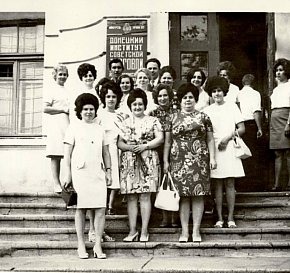 Випускниці інституту на тогочасній площі Визволення, перша половина 1970-х років