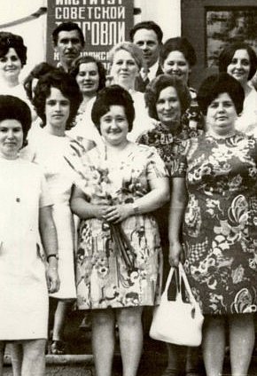 Випускниці інституту на тогочасній площі Визволення, перша половина 1970-х років