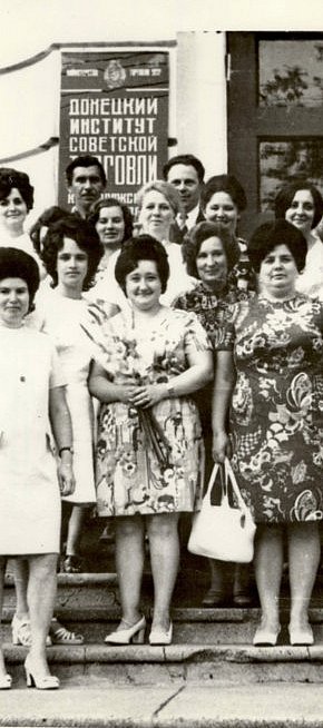 Випускниці інституту на тогочасній площі Визволення, перша половина 1970-х років