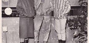Фото на згадку. Кривий Ріг, кінотеатр Олімп, кінець 1980-х – початок 1990-х