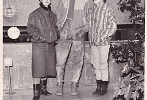 Фото на згадку. Кривий Ріг, кінотеатр Олімп, кінець 1980-х – початок 1990-х