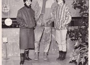 Фото на згадку. Кривий Ріг, кінотеатр Олімп, кінець 1980-х – початок 1990-х