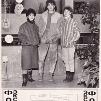 Фото на згадку. Кривий Ріг, кінотеатр Олімп, кінець 1980-х – початок 1990-х