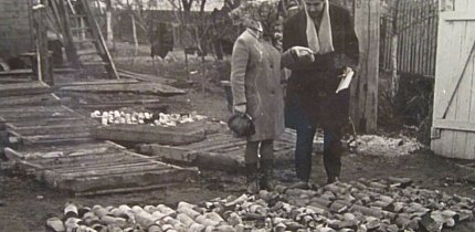 Бурова вишка і кернові ящики в селищі імені В.А.Валявка, 1970 рік