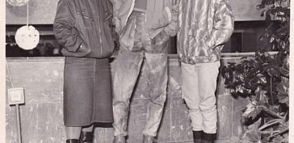 Фото на згадку. Кривий Ріг, кінотеатр Олімп, кінець 1980-х – початок 1990-х