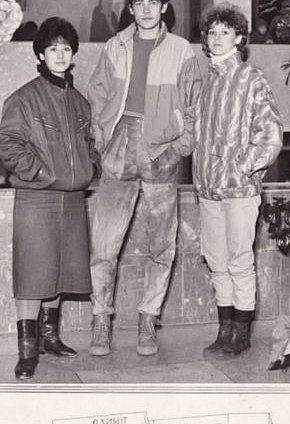 Фото на згадку. Кривий Ріг, кінотеатр Олімп, кінець 1980-х – початок 1990-х