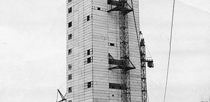 Зведення будівлі копра шахти 