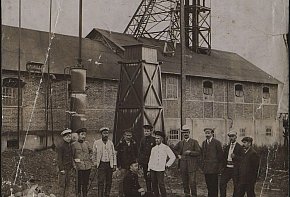 Адміністративні працівники одного з рудників, початок XX століття