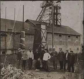 Адміністративні працівники одного з рудників, початок XX століття